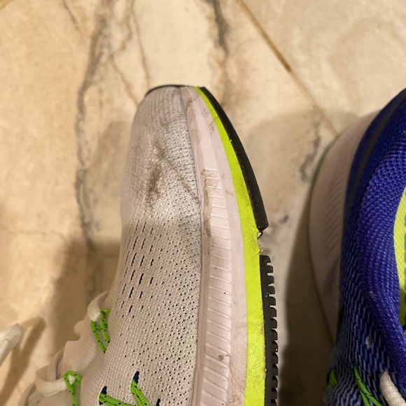 Men Nikes - Picture 2 of 3